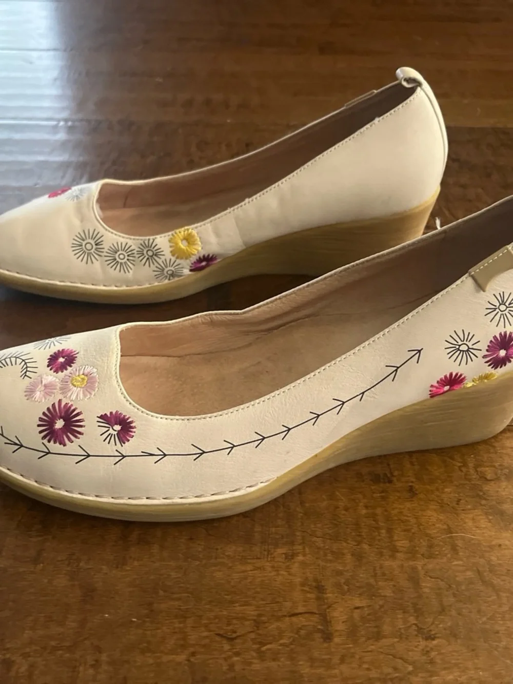 Camper ‘Twins’ white leather floral embroidered wedge pumps Sz. 40